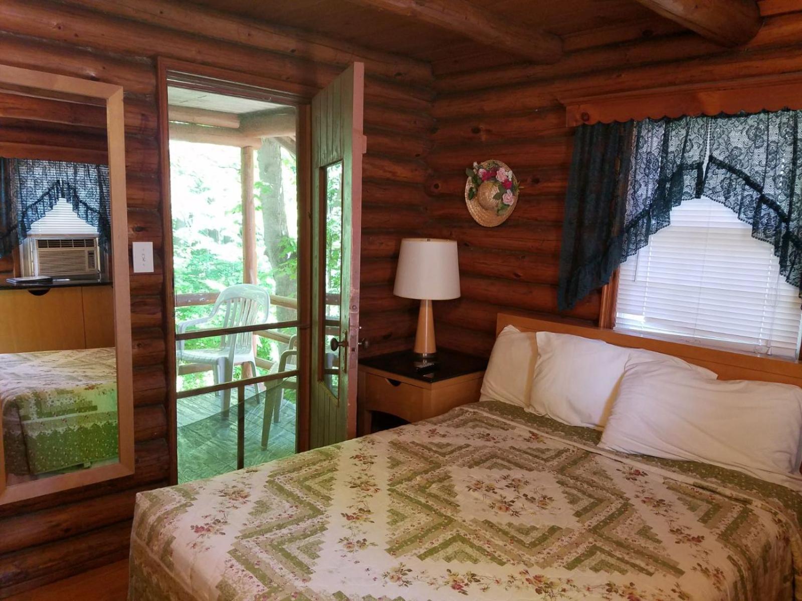Seven Dwarfs Cabin - On The Brook Cabins Лейк Джордж Екстериор снимка