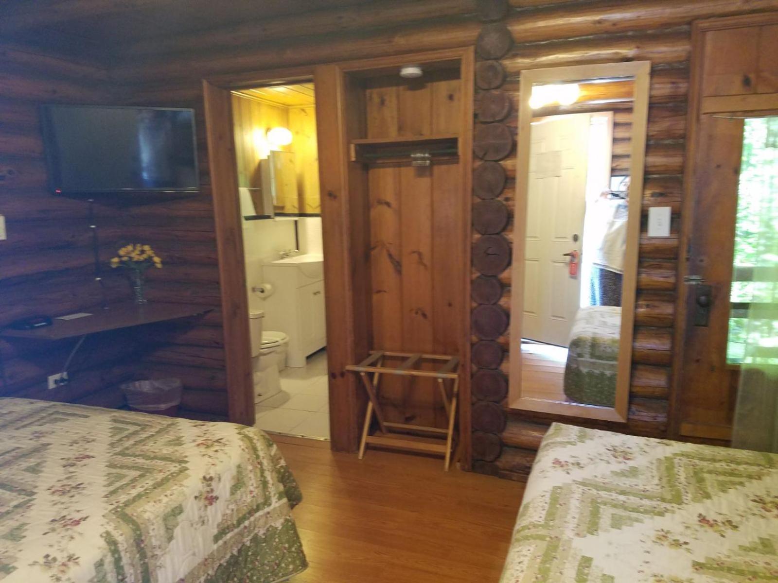 Seven Dwarfs Cabin - On The Brook Cabins Лейк Джордж Екстериор снимка