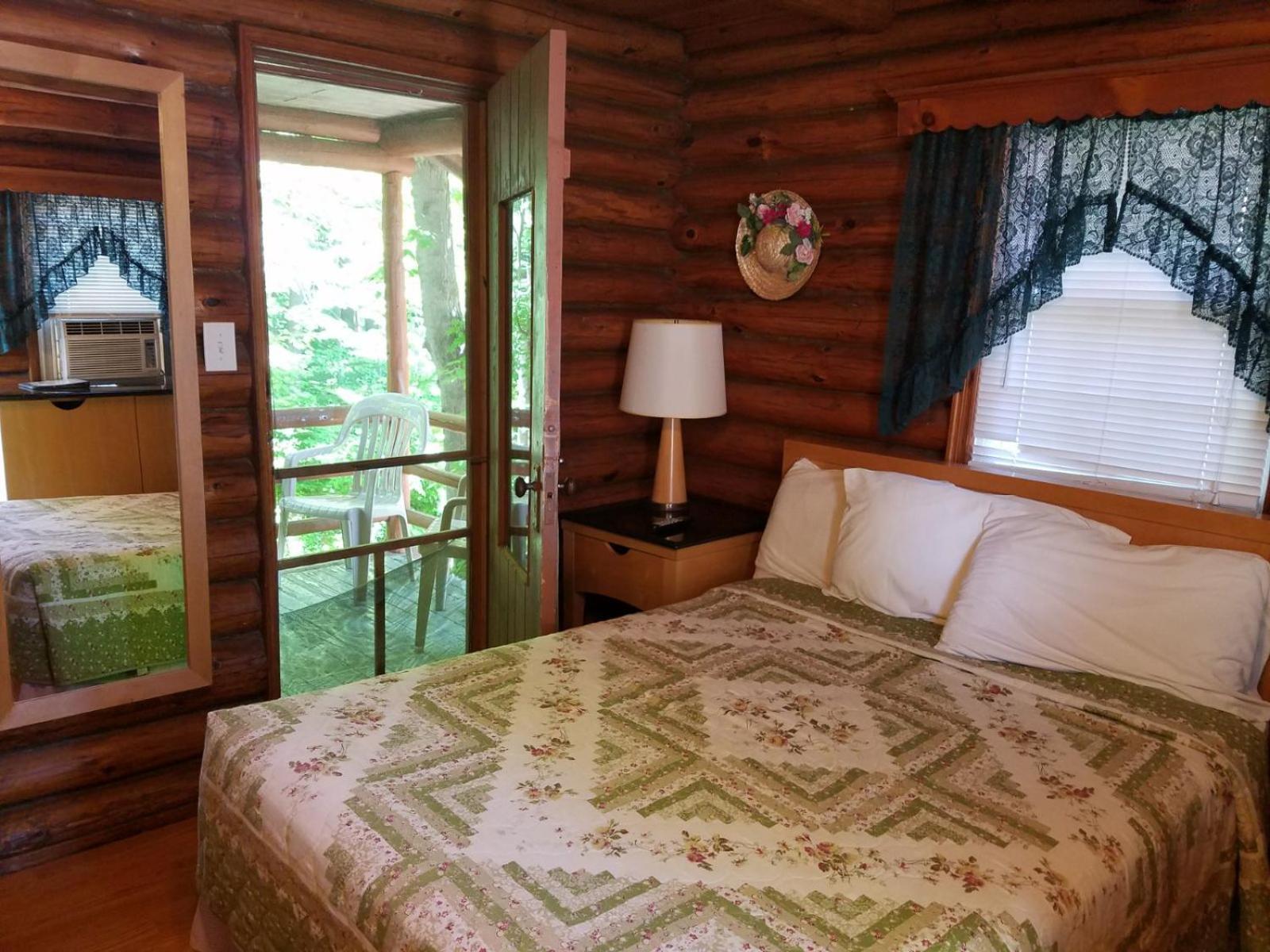Seven Dwarfs Cabin - On The Brook Cabins Лейк Джордж Екстериор снимка