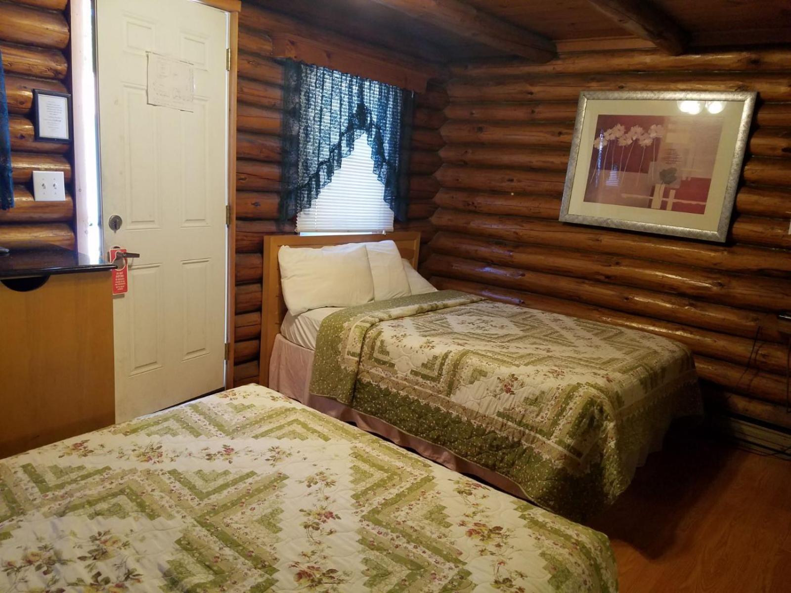 Seven Dwarfs Cabin - On The Brook Cabins Лейк Джордж Екстериор снимка